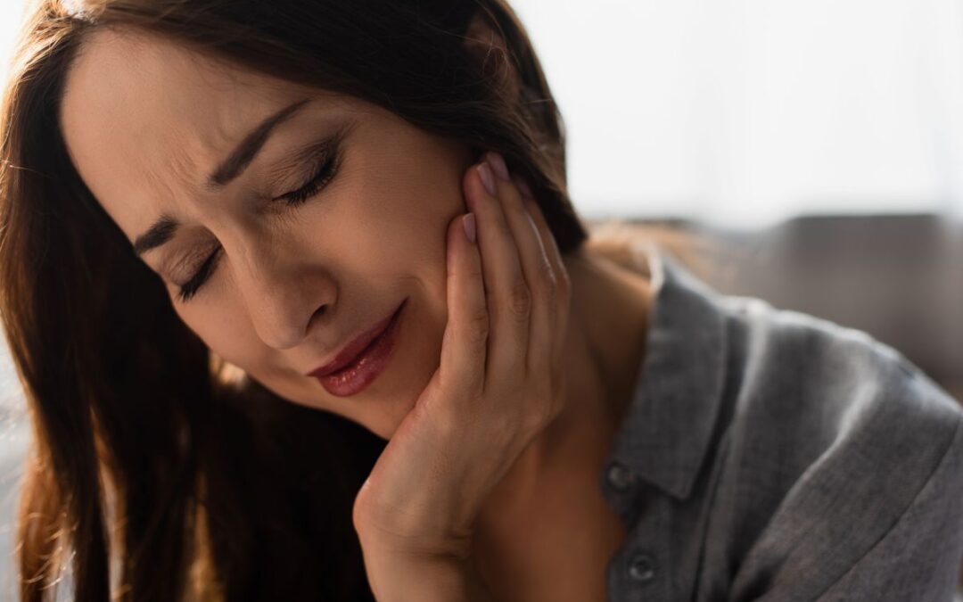 Toothache Keeping You Up at Night? Quick Solutions Before Seeing an Emergency Dentist